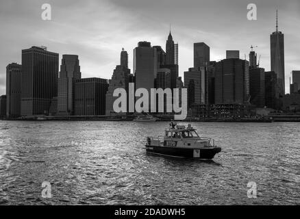 NEW YORK, USA - 01. Mai 2016: Boot der New York City Police Department patrouilliert abends im East River. New York City Police Department ist Th Stockfoto