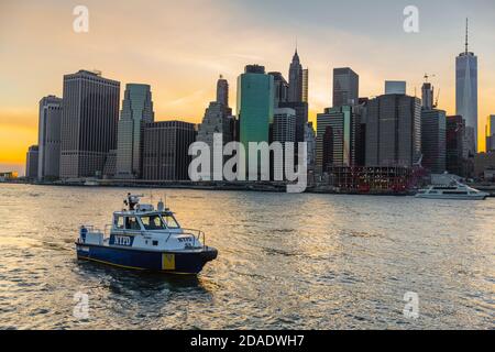 NEW YORK, USA - 01. Mai 2016: Boot der New York City Police Department patrouilliert abends im East River. New York City Police Department ist Th Stockfoto