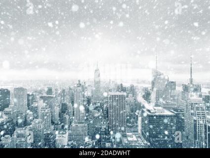 NEW YORK, USA - UM 2017: Schneefall in New York City. Skyline von New York City während eines Schneesturms. Luftaufnahme über Manhattan Stockfoto
