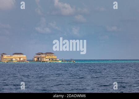 Überwasser Bungalows auf Malediven Insel. Luxus Sommer Reise Urlaubsziel. Exotische Insel, See Lagune, Wasser Villen Stockfoto