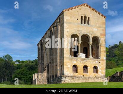 Vorromanische Kirche Santa Maria del Naranco, Oviedo, Asturien, Spanien. Santa Maria del Naranco ist Teil des UNESCO-Weltkulturerbes Monumen Stockfoto