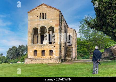 Vorromanische Kirche Santa Maria del Naranco, Oviedo, Asturien, Spanien. Santa Maria del Naranco ist Teil des UNESCO-Weltkulturerbes Monumen Stockfoto