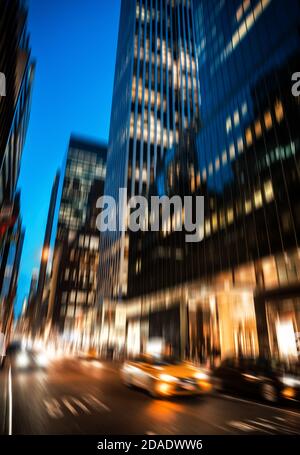 Abstraktes Bild von New York City Straßen bei Nacht. Beleuchtung und Nachtlichter von New York City. Absichtliche Bewegungsunschärfe Stockfoto