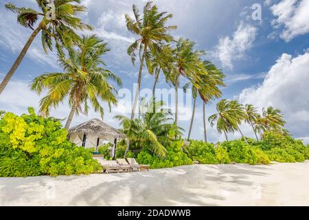 Malediven Paradies tropischer Strand. Tolle Aussicht, blautürkisfarbenes Lagunenwasser, Palmen und weißer Sandstrand. Luxus Reise Urlaubsziel Stockfoto