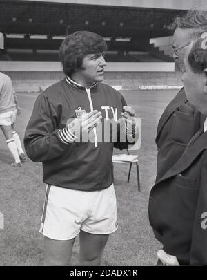 1976, historisch, Terry Venables, der neue Trainer von Crystal Palace FC trägt ein Trainingsanzug Top und Shorts, im Gespräch mit Mitgliedern der Presse draußen auf dem Platz im Club's Ground, Selhurst Park, Southeast London, England, Großbritannien. Venables würde weiter gehen und die zweite Division Meisterschaft mit dem Verein im Jahr 1979 gewinnen. Stockfoto