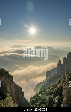 Sonnenaufgang über dem Meer der Wolken Blick von Montserrat außerhalb von Barcelona Im Winter Stockfoto