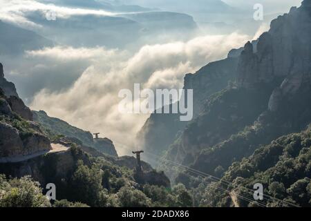 Wolkenmeer im Berg Montserra außerhalb von Barcelona In Spanien Winter Stockfoto