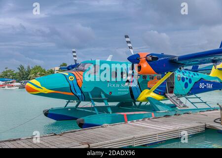 Männlich, Malediven - 2. Februar 2019: Ein Dash DHC-6 Twin Otter Turboprop Wasserflugzeug vom Four Seasons Maldives Water Rolling am Flughafen Male Stockfoto