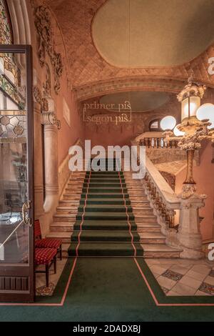 Barcelona, Spanien - 24. Feb 2020: Treppe zum 3. Stock des Catalonia Music Hall Stockfoto