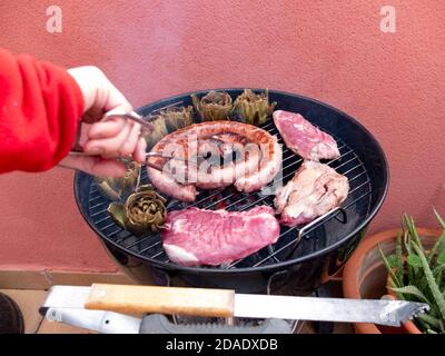 Verschiedene leckere gegrilltes Fleisch mit Gemüse über die Kohlen auf Grill Stockfoto