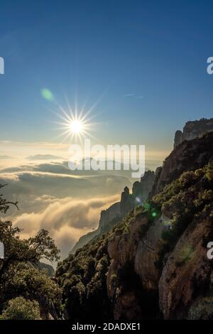 Sonnenaufgang über dem Meer der Wolken Blick von Montserrat außerhalb von Barcelona Im Winter Stockfoto