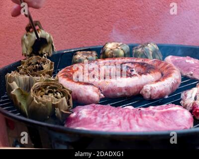 Verschiedene leckere gegrilltes Fleisch mit Gemüse über die Kohlen auf Grill Stockfoto