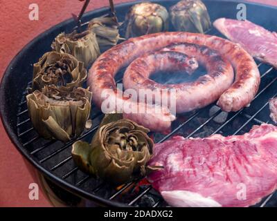 Verschiedene leckere gegrilltes Fleisch mit Gemüse über die Kohlen auf Grill Stockfoto