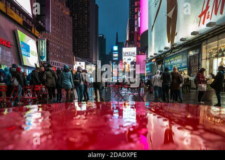 NEW YORK, USA - 30. Apr 2016: Broadway Street in New York im Times Square Bereich an einem regnerischen Abend. Lichter der Werbung auf den Straßen von Manhattan bei ev Stockfoto