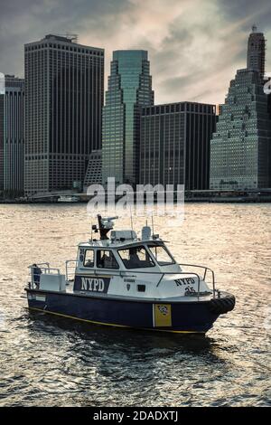 NEW YORK, USA - 01. Mai 2016: Boot der New York City Police Department patrouilliert abends im East River. New York City Police Department ist Th Stockfoto