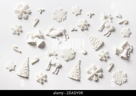 Weihnachten Muster der weißen Urlaub DIY Dekoration auf weiß. Weihnachten abstrakter Hintergrund. Weihnachtskarte. Stockfoto