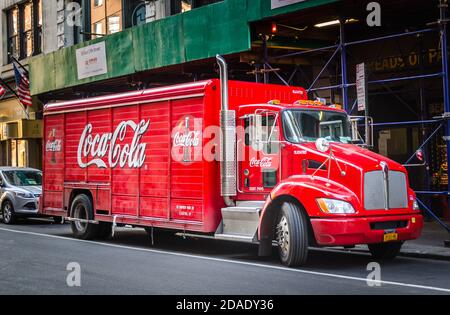 Classic Red American Coca Cola Truck geparkt in Midtown Manhattan, New York City, USA Stockfoto