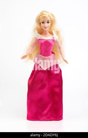 Eine Puppe trägt ein langes rotes Kleid auf einem weißen Hintergrund Stockfoto