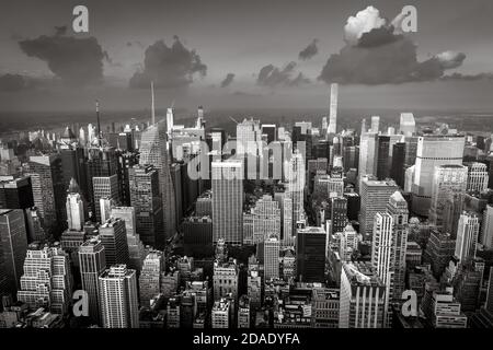 Straßen und Dächer von Manhattan. New York City Manhattan Midtown von der Spitze des Empire State Building aus gesehen. Vogelperspektive Stockfoto