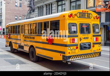 Klassischer Yellow American School Bus, der irgendwo in Midtown Manhattan geparkt hat Stockfoto