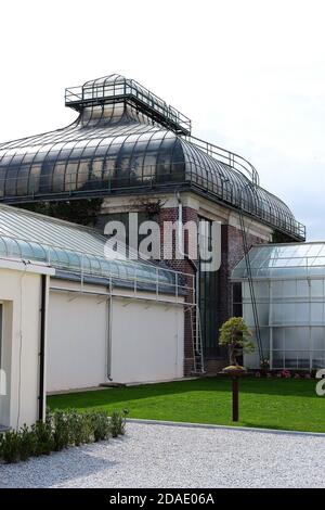 Ksiaz Wielki, Polen 08/19/2020 historisches Palmenhaus aus Stahl, Glas und Ziegel im alten botanischen Garten gebaut Stockfoto