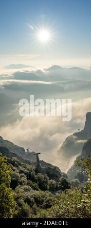 Horizontaler Panoramablick auf Montserrat Sonnenaufgang im Meer der Wolken Außerhalb von Barcelona in Spanien Winter Stockfoto