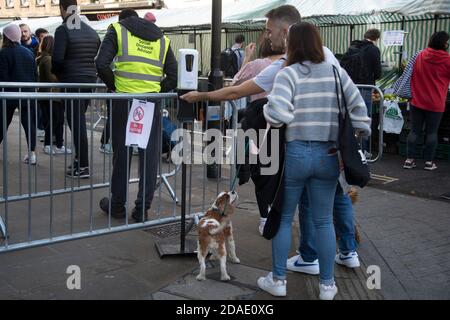 London, Hackney. Social Distancing Officer Kontrolle Broadway Market Stockfoto