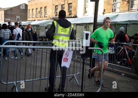 London, Hackney. Social Distancing Officer Kontrolle Broadway Market Stockfoto