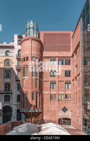 Barcelona, Spanien - 24. Feb 2020: Fassade des Turms der Catalonia Music Hall Stockfoto