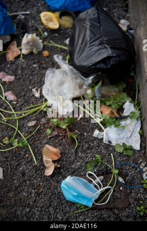 London, Hackney. Mit Anbringen versehene Gesichtsmask. Stockfoto