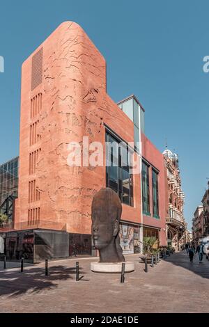 Barcelona, Spanien - 24. Feb 2020: Außenansicht der neuen Erweiterung der Catalonia Music Hall Stockfoto