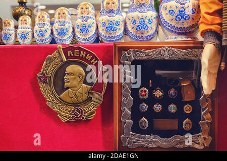 Russischer Souvenirladen - Vitrine mit Lenin, Nestpuppen, Bestellungen und einer Waffe Stockfoto