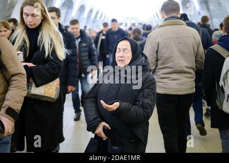 Blinde Frau mit geschlossenen Augen bettelt in einer Menge von Menschen - Moskau, Russland, 12 13 2019 Stockfoto