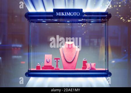 Mikimoto Unternehmen wurde als eine der weltweit luxuriösesten Marken und Mikimoto Kokichi - Moskau, Russland, 24.12.2019 Stockfoto