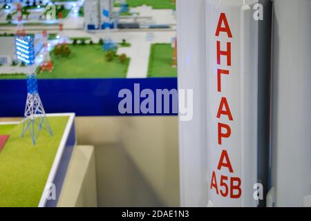 Angara A5V Weltraumrakete auf dem Hintergrund des Layouts des Wostochny-Kosmodroms. Ausstellungstage des Fernen Ostens - Moskau, Russland, 12 13 2019 Stockfoto