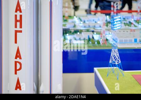 Angara Weltraumrakete auf dem Hintergrund des Layouts des Wostochny-Kosmodroms. Ausstellungstage des Fernen Ostens - Moskau, Russland, 12 13 2019 Stockfoto