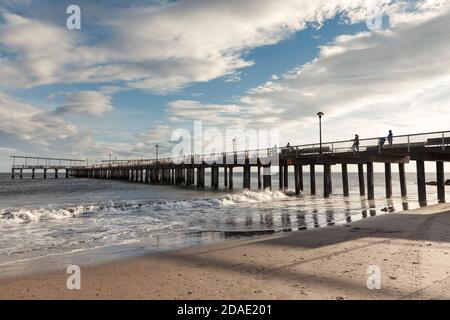 NEW YORK, USA - 23. Sep 2017: Steeplechase Pier am Coney Island Beach in New York City. Coney Island ist bekannt als die Stätte der Vergnügungsparks und Stockfoto