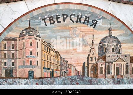 Moskau Russland 06 10 2019: Schild mit der Aufschrift Tverskaya Straße. Eingang zur U-Bahn-Station Tverskaya. Stockfoto