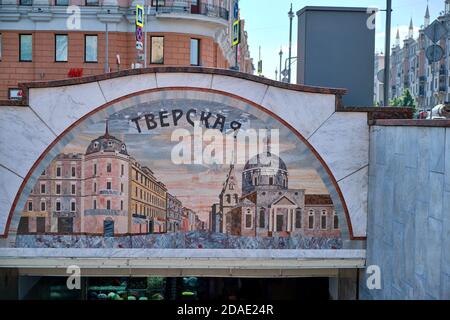 Moskau Russland 06 10 2019: Eingang zur U-Bahn-Passage zum Bahnhof Tverskaya. Schild mit der Inschrift Tverskaya Straße. Stockfoto