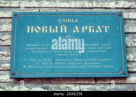 Moskau Russland 06 10 2019: Ein Schild mit der Bezeichnung Arbat auf dem Haus. Die Inschrift des alten Arbat auf dem Haus. Der Name der Central str Stockfoto