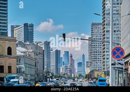 Moskau Russland 06 10 2019: Novy Arbat Street, wolkiger Himmel. Blick auf Novy Arbat und Moskau Stadt Stockfoto