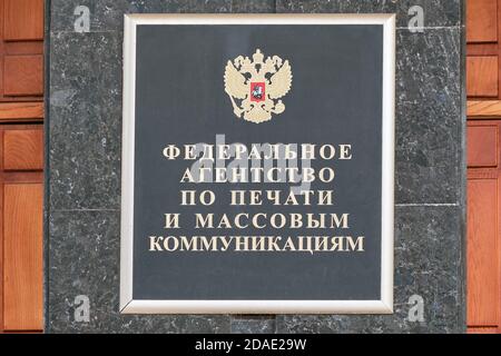 Moskau Russland 06 10 2019: Unterzeichnen Sie das Gebäude der Föderalen Agentur für Presse und Massenkommunikation der Russischen Föderation. Schriftlicher Name Rospechat Stockfoto