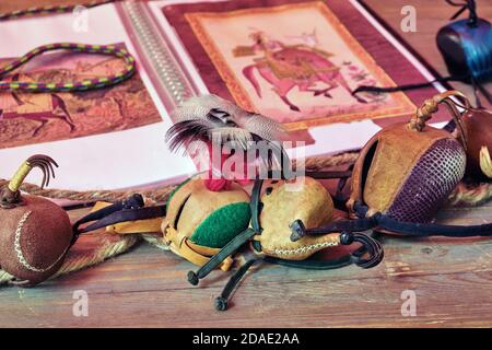 Mützen und andere Kleidung für den Jagdfalken. Attribute der Vintage-Falknerei - Haube, Vabilo, Schutzhüllen. Stockfoto