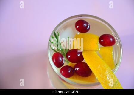 Gläser Honig Bourbon Cocktail mit Rosmarin Whiskey saure Getränk mit Orangenschale, oder Winter wärmeren Drink Punsch oder Glühwein weihnachtsfeier Stockfoto
