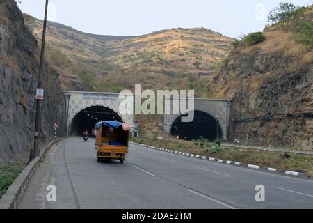 Der New Katraj Tunnel ist ein Autobahntunnel am NH 4, Pune, im indischen Bundesstaat Maharashtra. Stockfoto