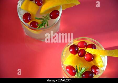 Gläser Honig Bourbon Cocktail mit Rosmarin Whiskey saure Getränk mit Orangenschale, oder Winter wärmeren Drink Punsch oder Glühwein weihnachtsfeier Stockfoto