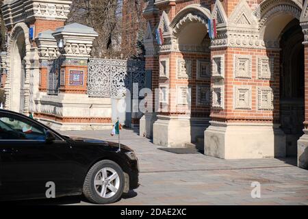 Französische Botschaft in Moskau und ein Auto in der Nähe. Vintage-Architektur von Frankreich Konsulat Gebäude mit Fahnen geschmückt - Moskau, Russland, 17. Mai 2020 Stockfoto