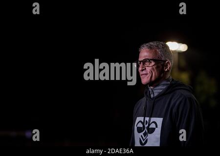 Oxford City 2 Northampton Town 1, 09/11/020. Court Place Farm, FA Cup 1. Runde. Northampton Manager Keith Curle. Foto von Simon Gill. Stockfoto