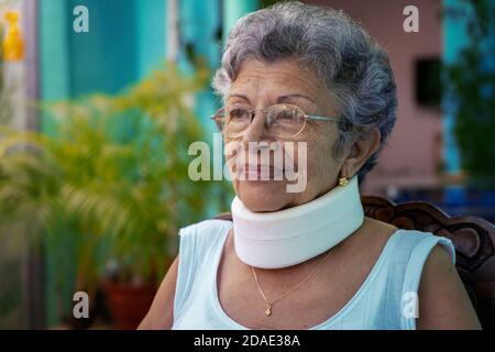 Ältere Frau trägt hausgemachte suchen zervikale Wegfahrsperre Kragen Stockfoto