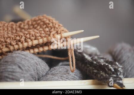 Nahaufnahme von Garn und Nadeln für Strickarbeiten Stockfoto